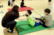 [pic] 훈련·인터뷰를 하는 서천 장항중앙초등학교 배구부 학생들