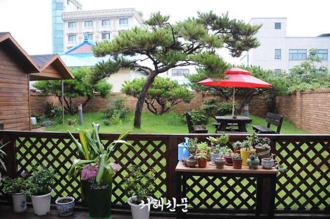 선선한 가을의 정취를 느낄 수 있는 야외 공간도 마련돼 있다