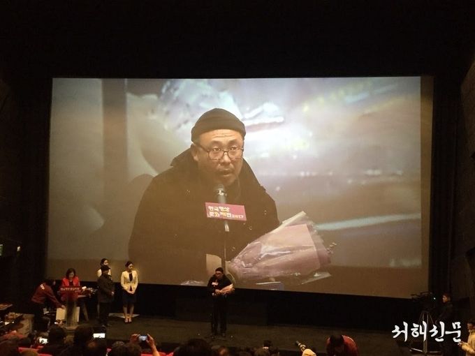 관객상 수상 소감을 말하는 백철수 작가