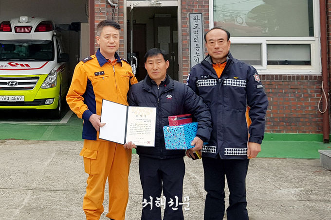 서천소방서장의 표창을 수여한 지재관 의용소방대원(사진 가운데).
