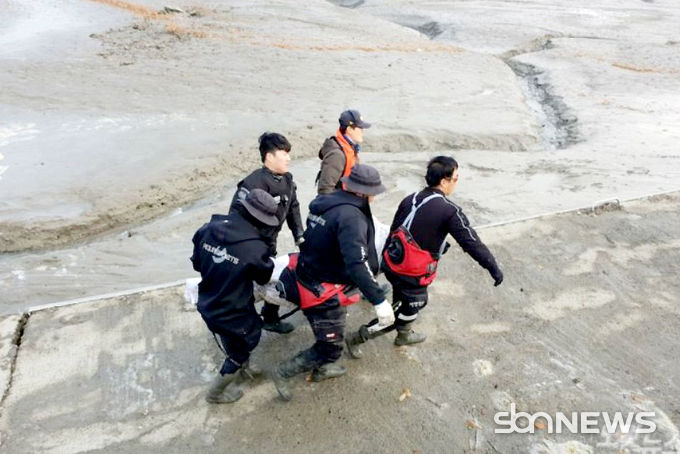 해산물 채취하러 나간 후 실종된 A모(59) 씨가 숨진 채 발견돼 이송하고 있다. (사진=태안해경)