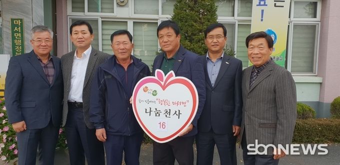 오른쪽 세 번째, 김종성 새마을지도자협의회장