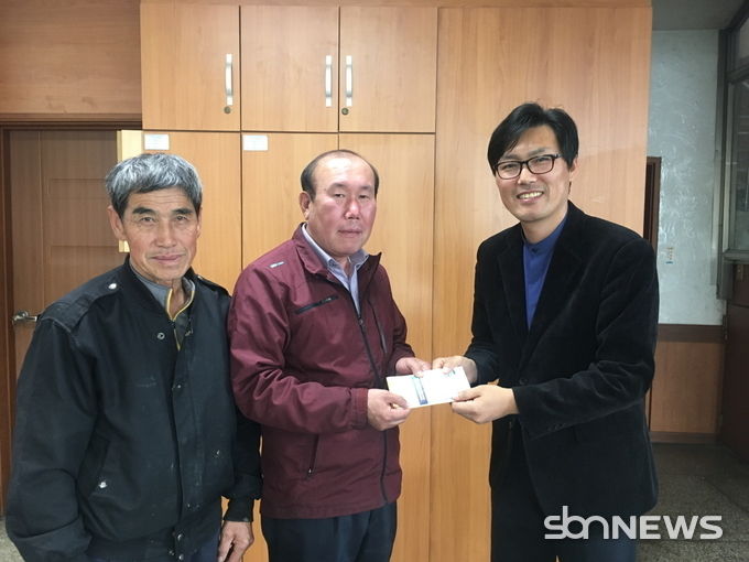 왼쪽부터 백하윤씨, 장현석 면장, 후암교회 남대환 목사