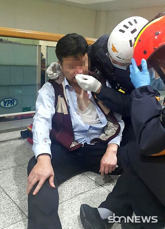 지난 22일 유성기업 아산공장 대표이사실에서 회사 임원 A(49)씨가 노조원들에게 집단 폭행으로 상해를 입고 응급치료를 받고 있다. (사진=유성기업 제공)