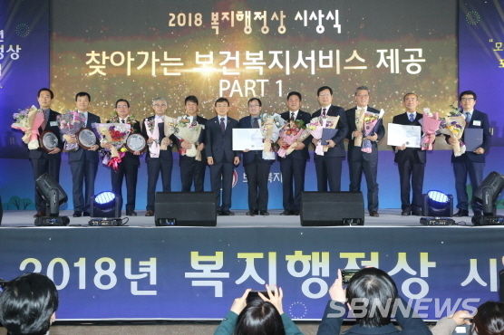 노박래 서천군수(왼쪽에서 세번째)가 단체장들과 함께 기념사진을 찍고 있다.