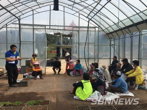 어르신들에게 사업에 대해 설명하고 있는 모습