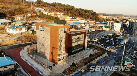 군사리에 신축된 서천군 노인회관 전경