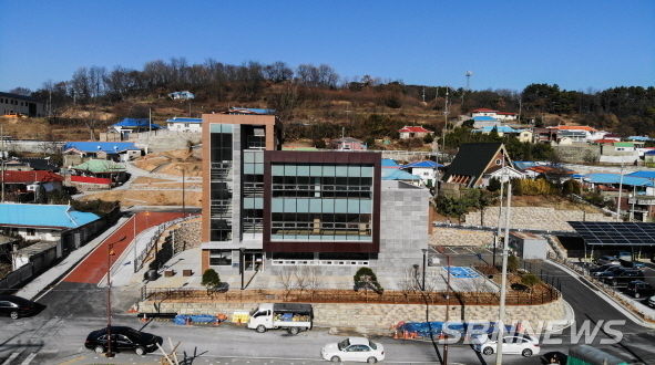 군사리에 신축된 서천군 노인회관 전경