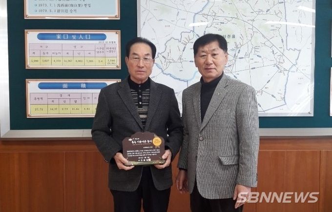 사진왼쪽, 나종랑 노인회장