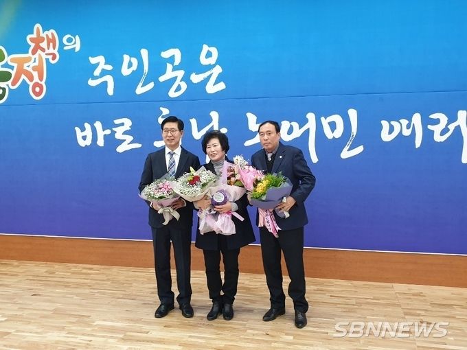 사진 가운데, 나명순 씨