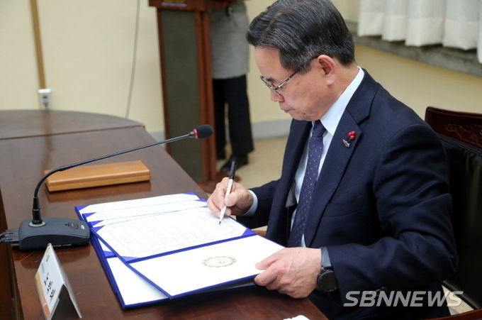 협약서에 사인하고 있는 노박래 서천군수