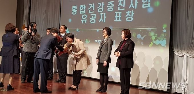 오른쪽 세 번째, 조재경 방문보건팀장이 도지사 기관표창 받는 모습