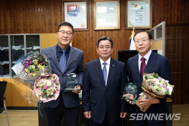 왼쪽부터 김용수 코츠 대표, 노박래 서천군수, 유재석 우일수산 고문