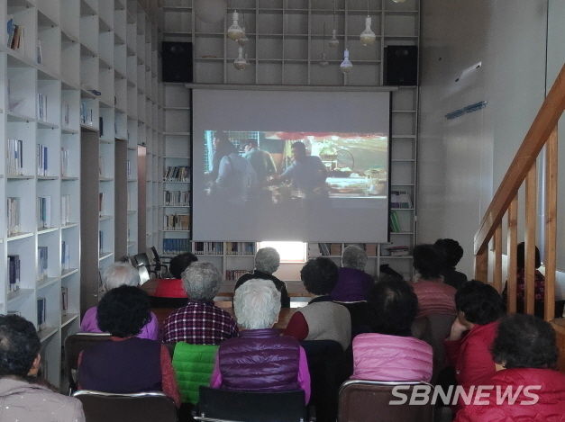 문산마을도서관, '영화보러가유~' 운영