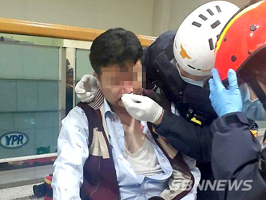 지난달 22일 유성기업 아산공장 대표이사실에서 회사 임원 A(49)씨가 노조원들에게 집단 폭행으로 상해를 입고 응급치료를 받고 있다. (사진=유성기업 제공)