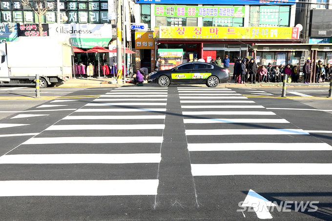 특화시장 앞 설치된 험프식 횡단보도