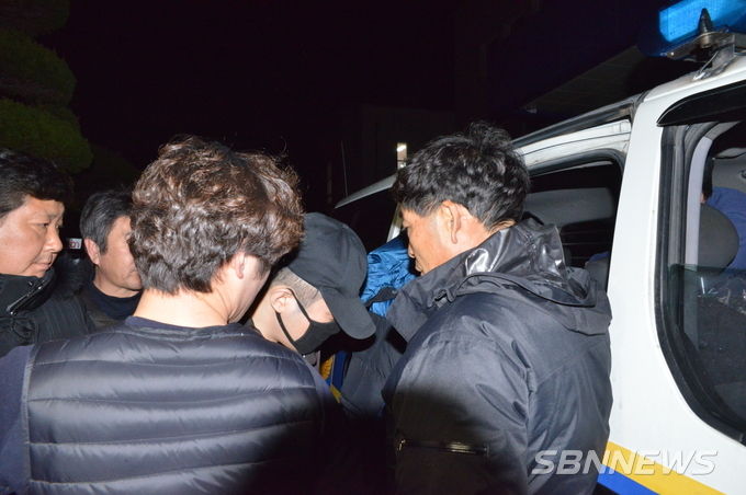 경찰차량에 탑승하는 B씨(34)