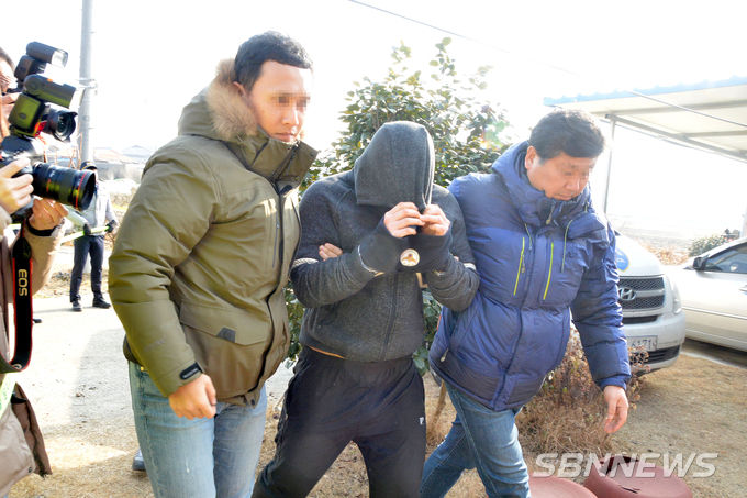 범행 현장에 도착한 친부살해 피의자 공범 B씨(34).