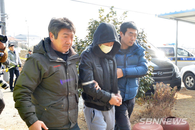 범행 현장에 도착한 친부살해 피의자 A씨(31).