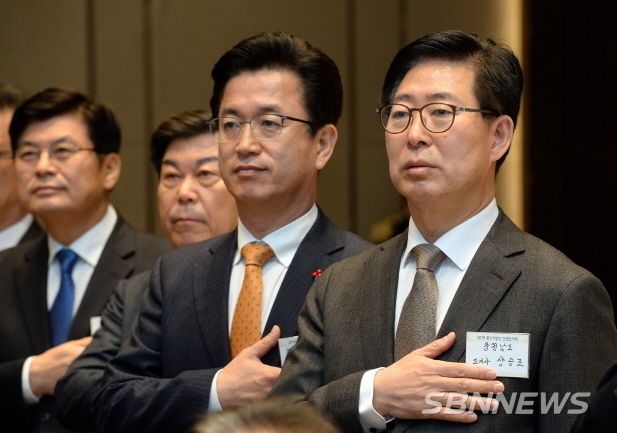 사진 오른쪽, 양승조 충남지사