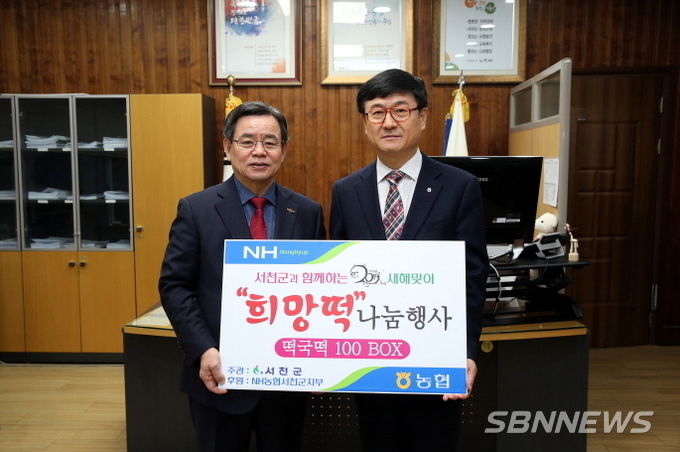 사진 오른쪽, 박형준 지부장