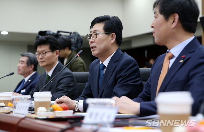 가운데, 양승조 충남지사