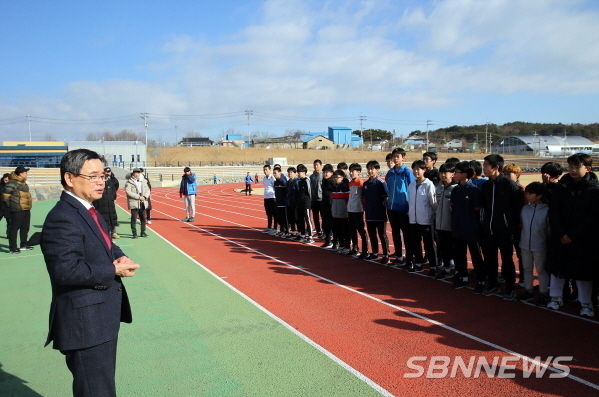 선수들을 격려하는 노박래 서천군수