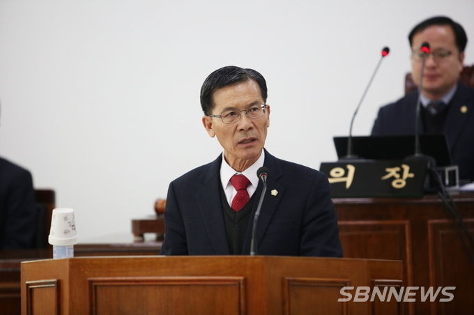 5분 발언하는 강신두 부의장