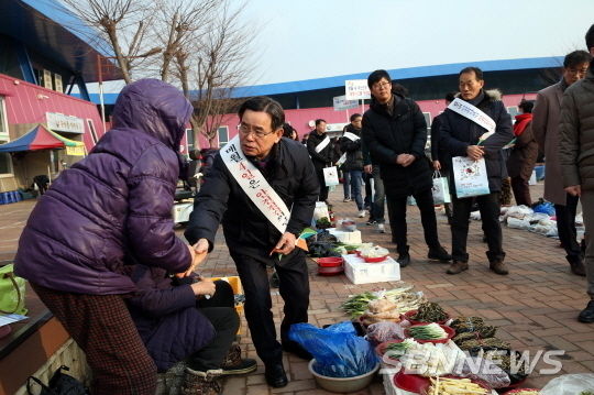 노박래 군수, 장항전통시장 방문