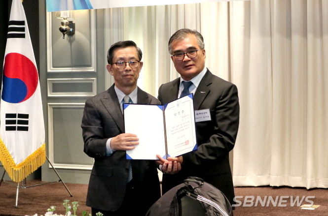 사진 오른쪽, 김기웅 회장