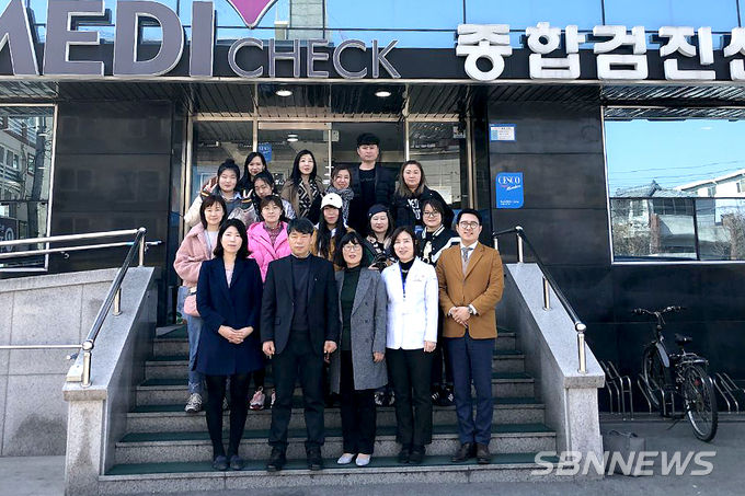의료 상담을 마치고 기념촬영하는 중국 관광객. (사진=대전시청 제공)