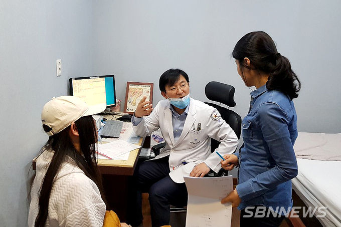 의료 상담을 하는 중국 관광객. (사진=대전시청 제공)