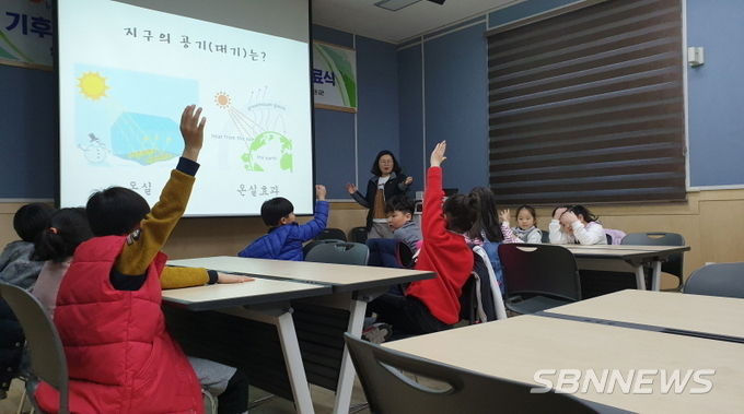 수업을 진행하는 주민 강사