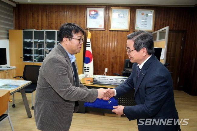 왼쪽부터 박상철 자문관, 노박래 서천군수
