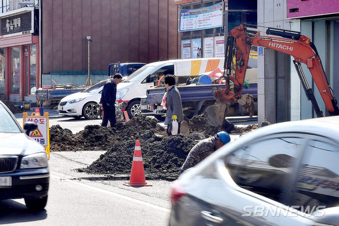 1일 서천 지역민들이 서천읍 시가지에서 시행되고 있는 공사현장을 위험하게 지나가고 있다. (사진=sbn뉴스DB)