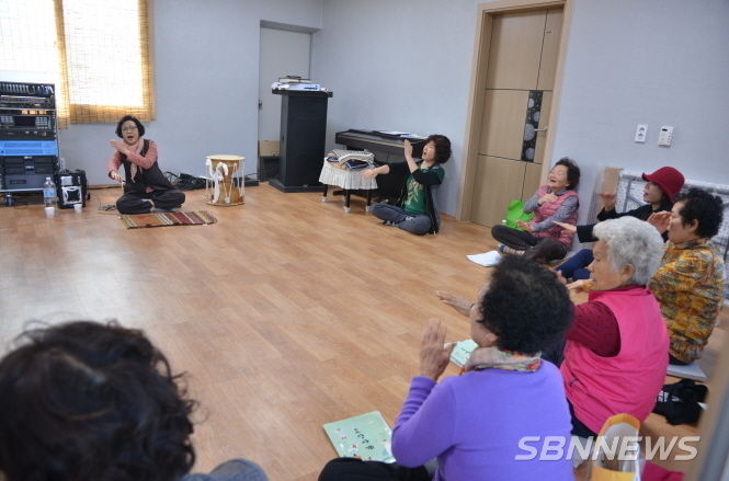 판소리 교육에 참여한 산들마을 주민들