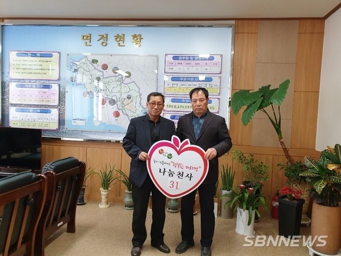 사진왼쪽 나성범 이장
