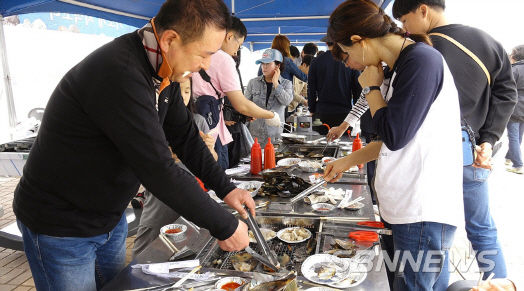 작년 조개구이 축제 장면