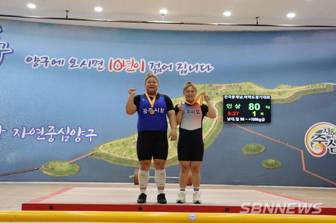 왼쪽부터 이은지, 장현주 선수