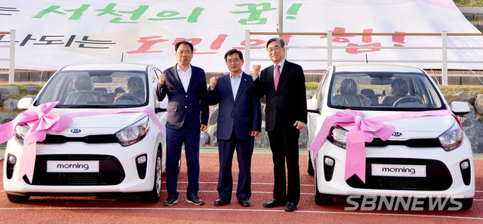 기아차 모닝 기증식을 마치고 화이팅을 외치는 노박래 서천군수(사진 가운데)·기아자동차 서천지점 윤필상 부장(사진 왼쪽)·성산에프엔비 함재현 대표. (사진=sbn뉴스DB)
