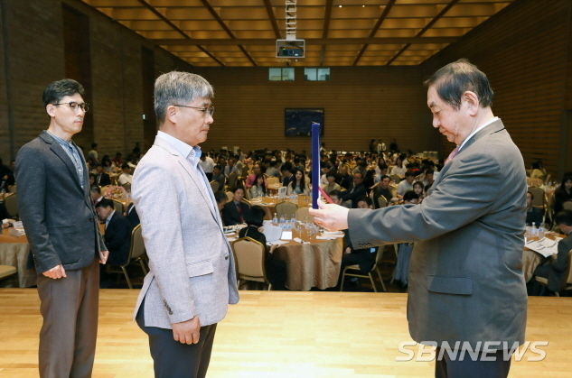제주도 세미나에서 상 받는 이강복 소장 (사진제공=서천군)