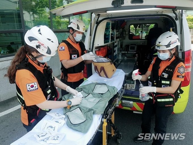 구조대원이 얼음조끼 점검하는 모습 (사진제공=충남도)