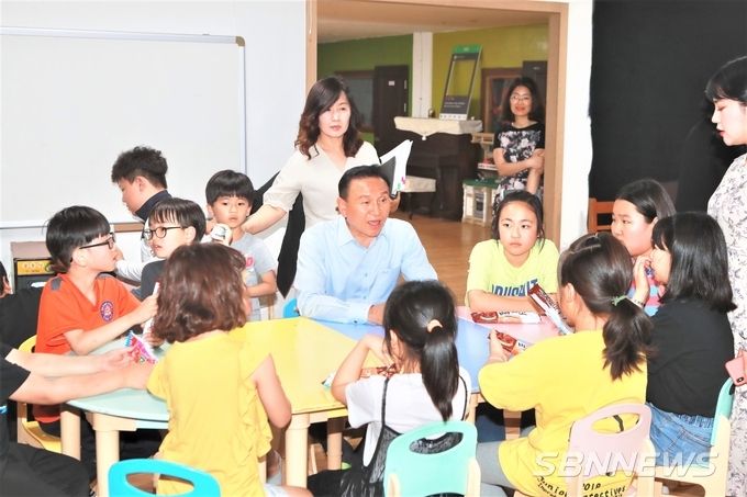 구본영 시장이 지역아동센터 푸른솔을 방문해 아이들과 소통하고 직원들의 노고를 격려하고 있다.