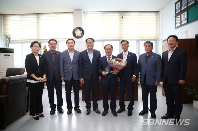 사진 가운데, 꽃다발을 안고 있는 박여종 서천 부군수