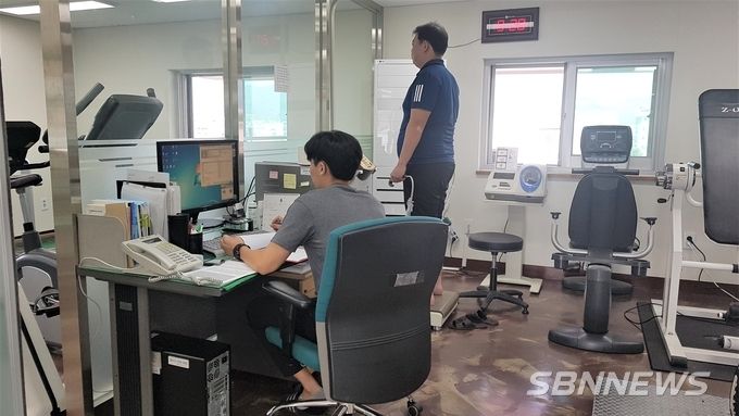지난 3일 유성구보건소에서 모바일 헬스케어 전담직원이 사업 참여를 희망하는 주민을 대상으로 건강검진을 실시하고 있다