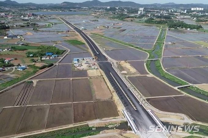 서산시 석림·잠홍동 일원에서 동서간선도로 건설 공사가 한창인 가운데 각종 도로 시설들이 제 모습을 갖춰가고 있다.