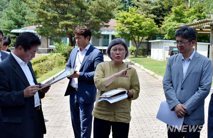 우라늄이 검출된 청양군 정산 정수장을 점검하는 김명숙 충남도의원. (사진=충남도의회 제공)