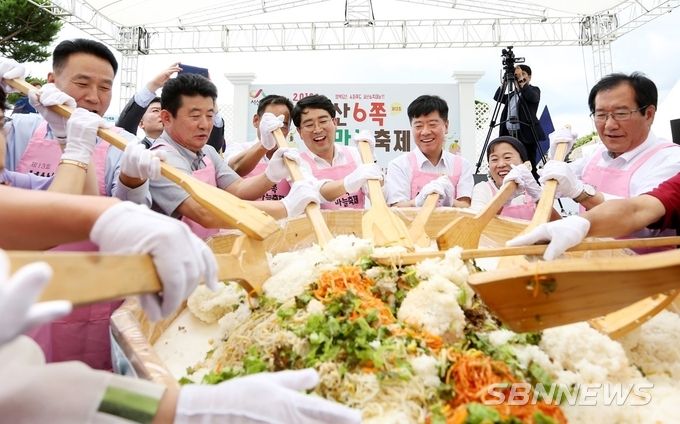 서산6쪽마늘축제 판매장에서 관광객들이 6쪽마늘 축제를 구경하고 있다