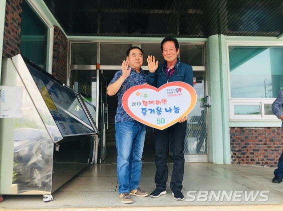 사진 오른쪽, 이상길 이장