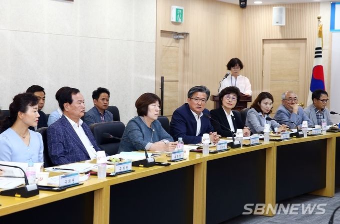 유성구는 15일 구청 중회의실에서 2019 유성온천문화축제 추진위원회 결과보고를 갖고 발전방안을 모색하고 있다.